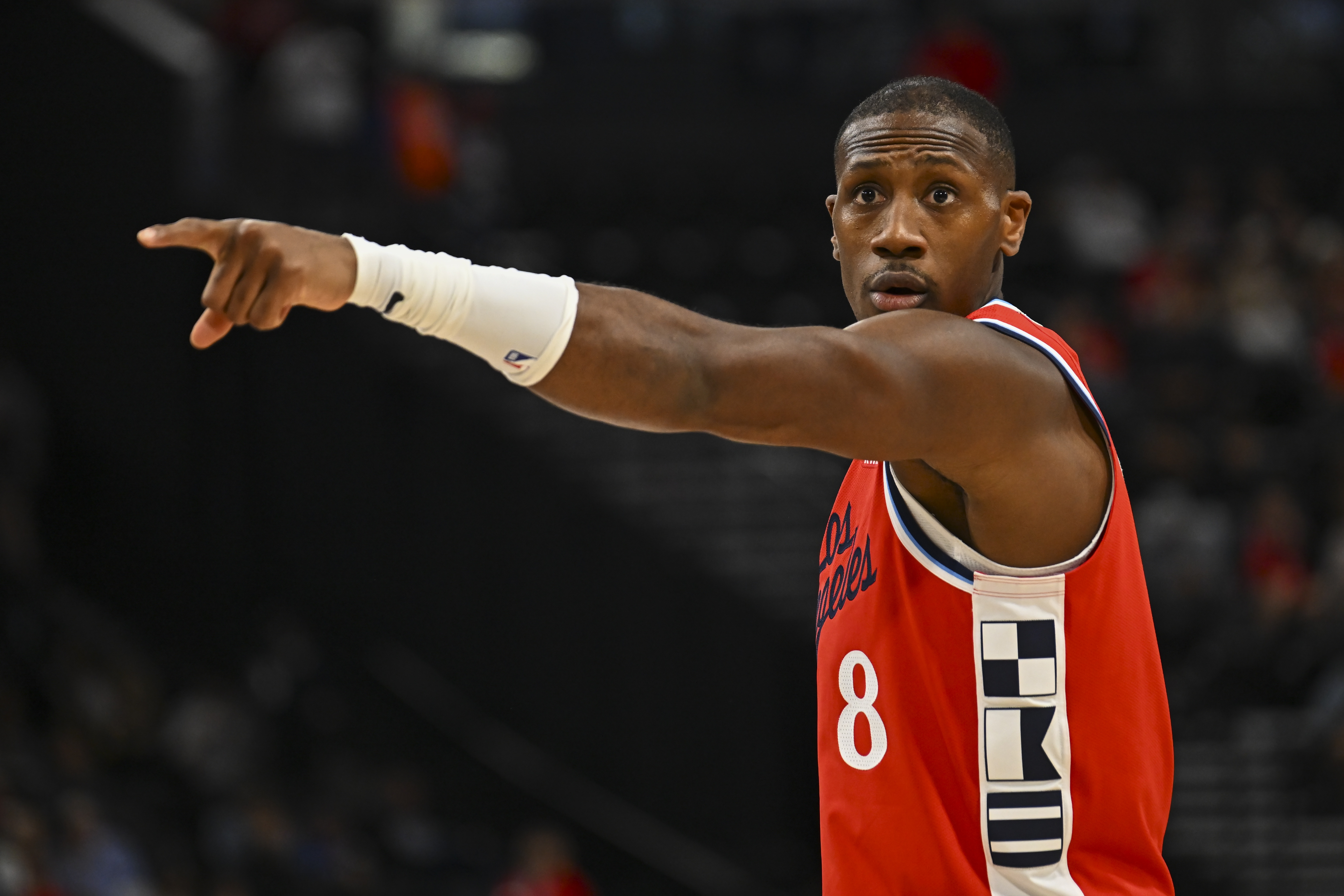 开云体育app下载-铁人!克里斯·邓恩本赛季保持全勤 快船自19年SGA&哈雷尔后首人