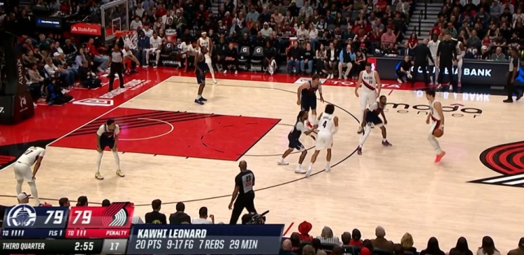 开云体育app下载-连续57场了!伦纳德自投自抢翻身跳投再次拿到20+